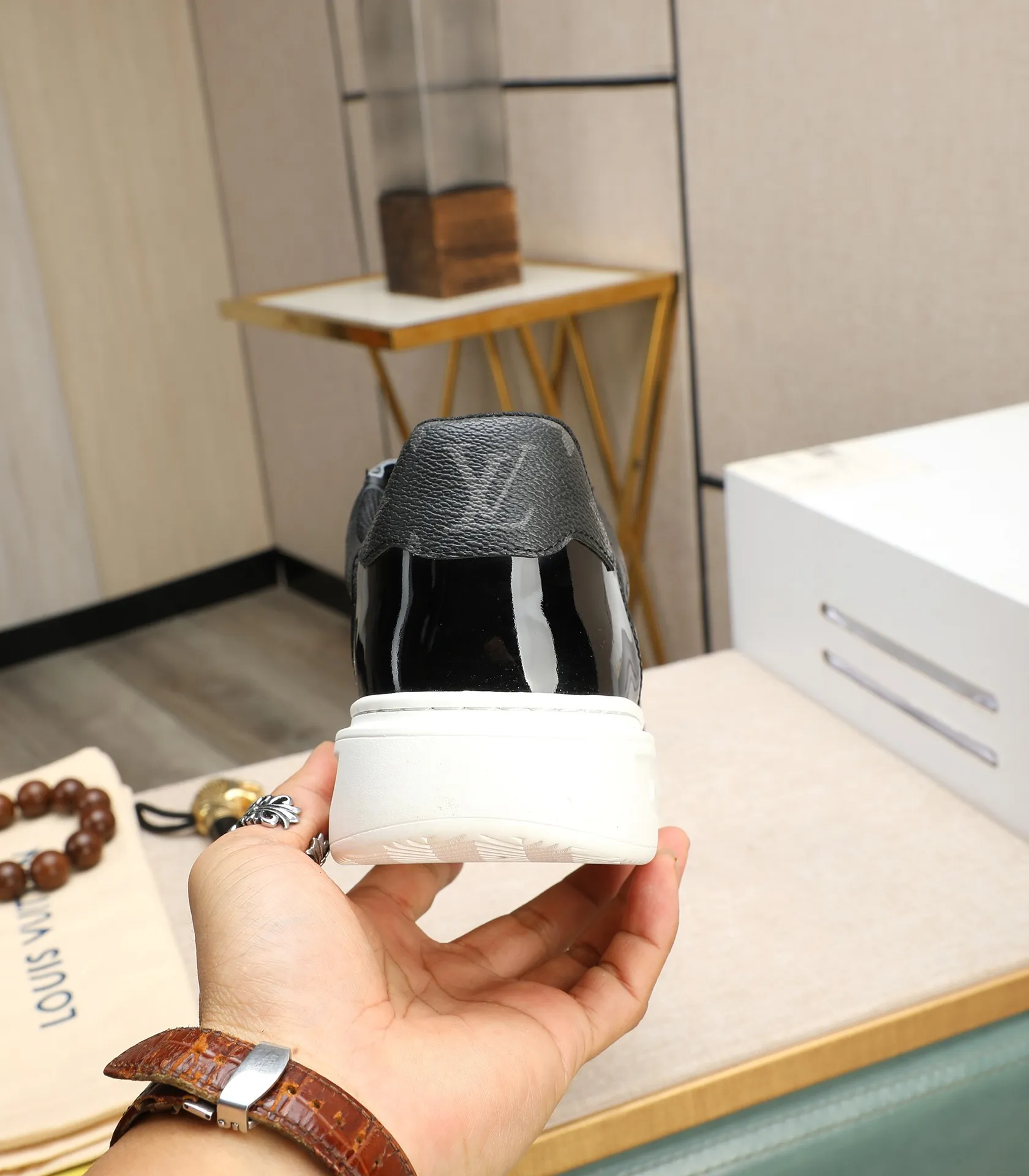 Men's shoes 💰540 💰(Niuli: full package) louis vuitton (Louis Vuitton/lv) top 🔍🔍 new models are on sale at the same time at the counter. The upper 🇮🇹 is imported from Italy, first-layer cowhide, and the lining is fully imported cowhide. 💪💪, completely 1⃣️ to 1 ⃣️Re-engraved🇮🇹💪💪, ⚠Sole: The original sole is specially provided by the original factory, the exclusive movable molded sole is super comfortable, ⚠The original factory follows the order, 🔍🔍high quality, you can enter and exit the counter at will, welcome to compare⚠. Code number:38-44